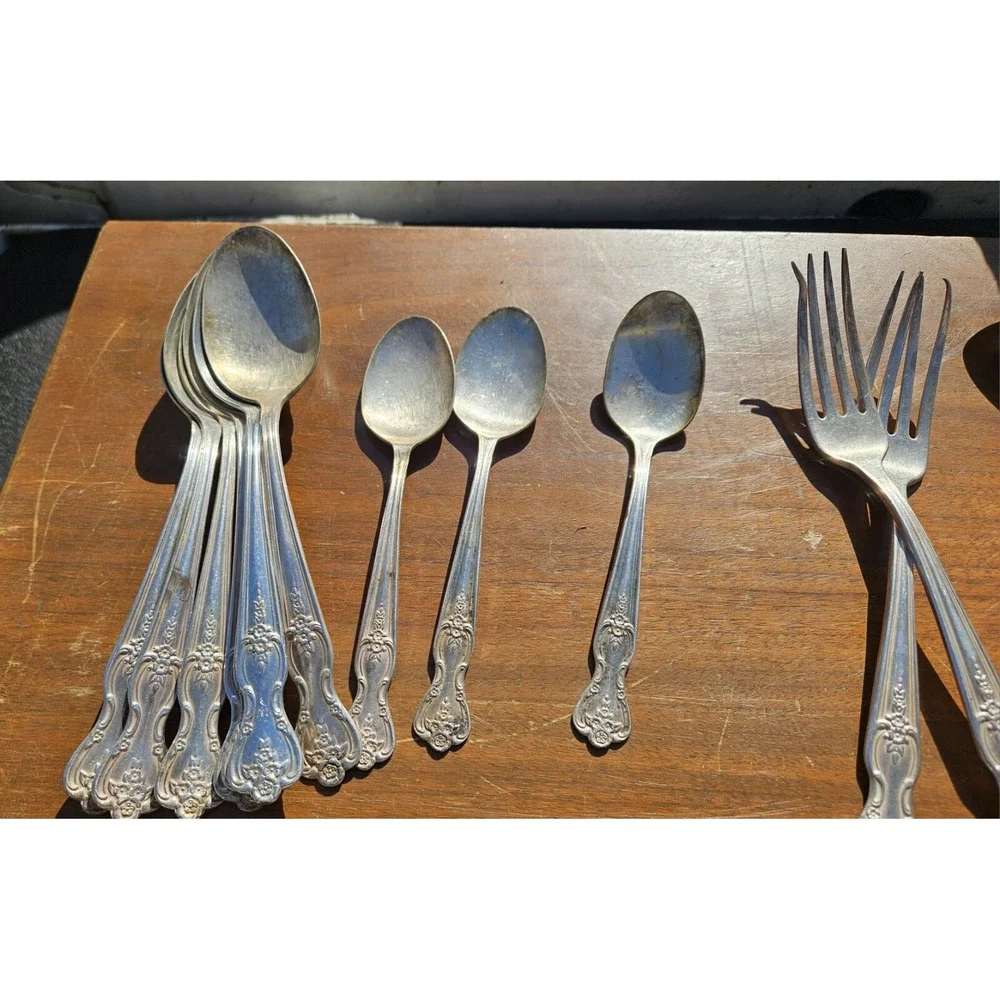 Set. Cutlery wm rogers mfg co extra plate